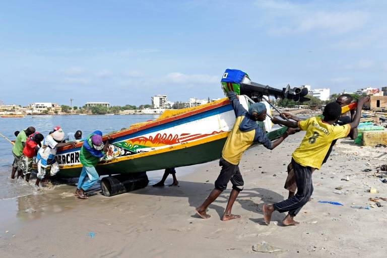 e Sénégal refuse à des dizaines de bateaux étrangers ses eaux atteintes de surpêche